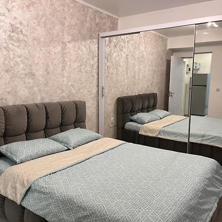 White & Silver Luxury Apartament ไกรโอวา ภายนอก รูปภาพ
