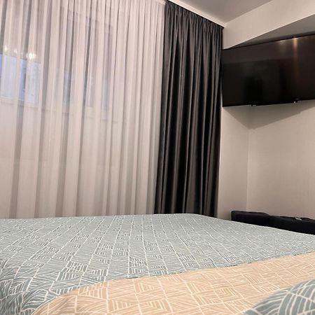 White & Silver Luxury Apartament ไกรโอวา ภายนอก รูปภาพ