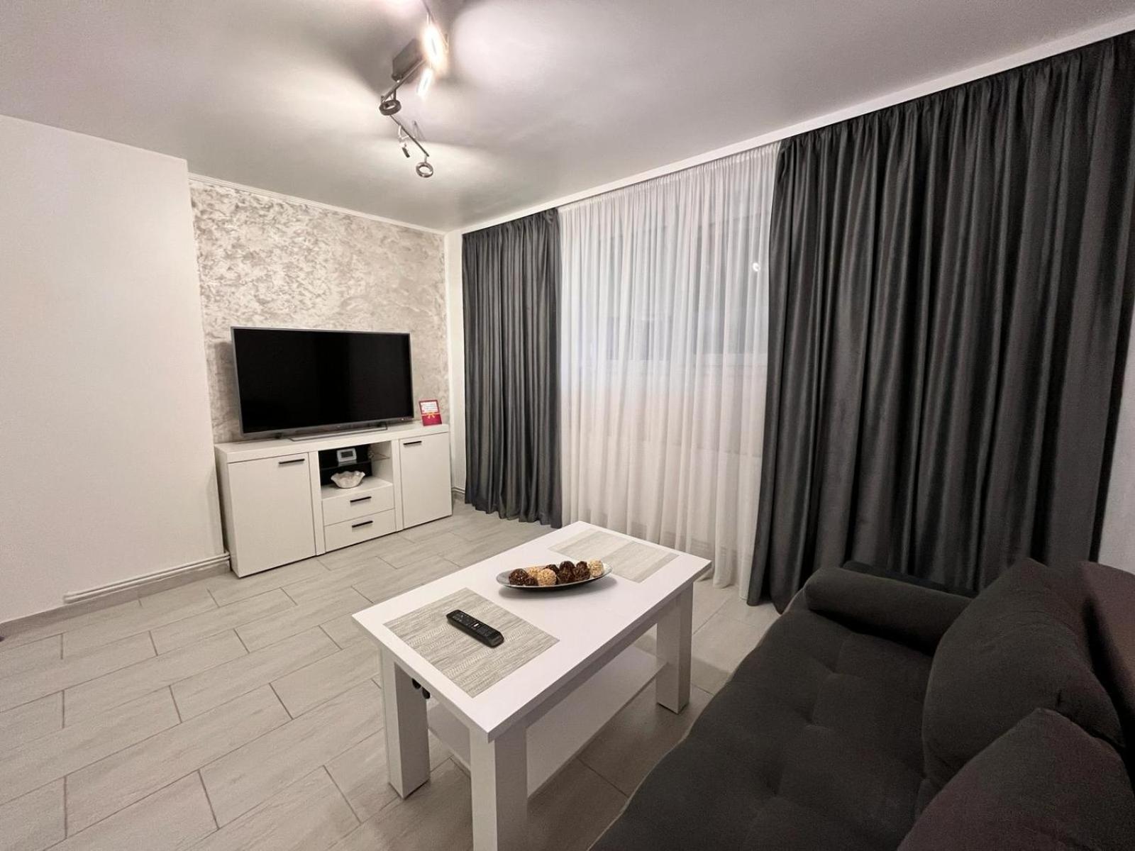 White & Silver Luxury Apartament ไกรโอวา ภายนอก รูปภาพ