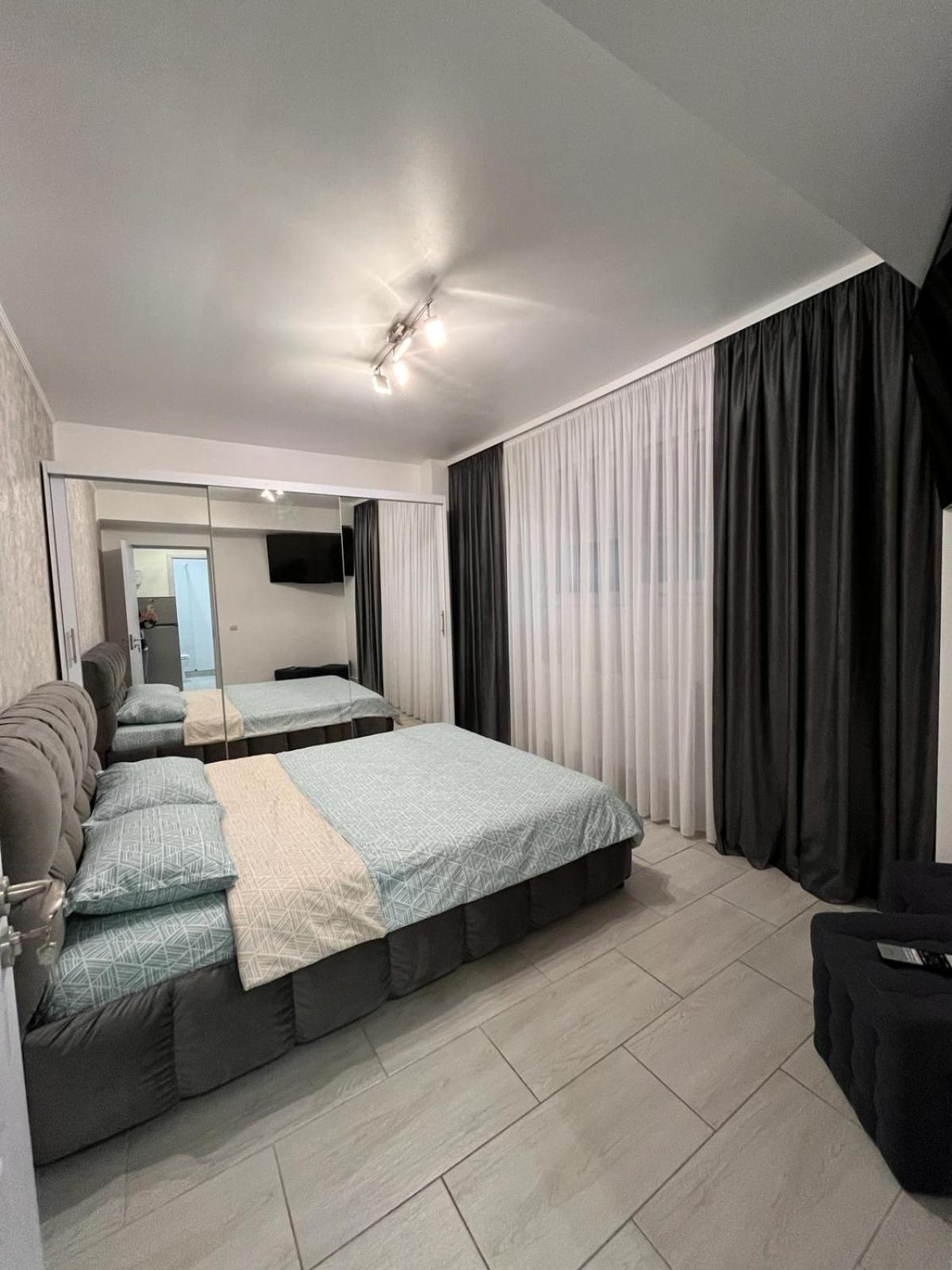 White & Silver Luxury Apartament ไกรโอวา ภายนอก รูปภาพ