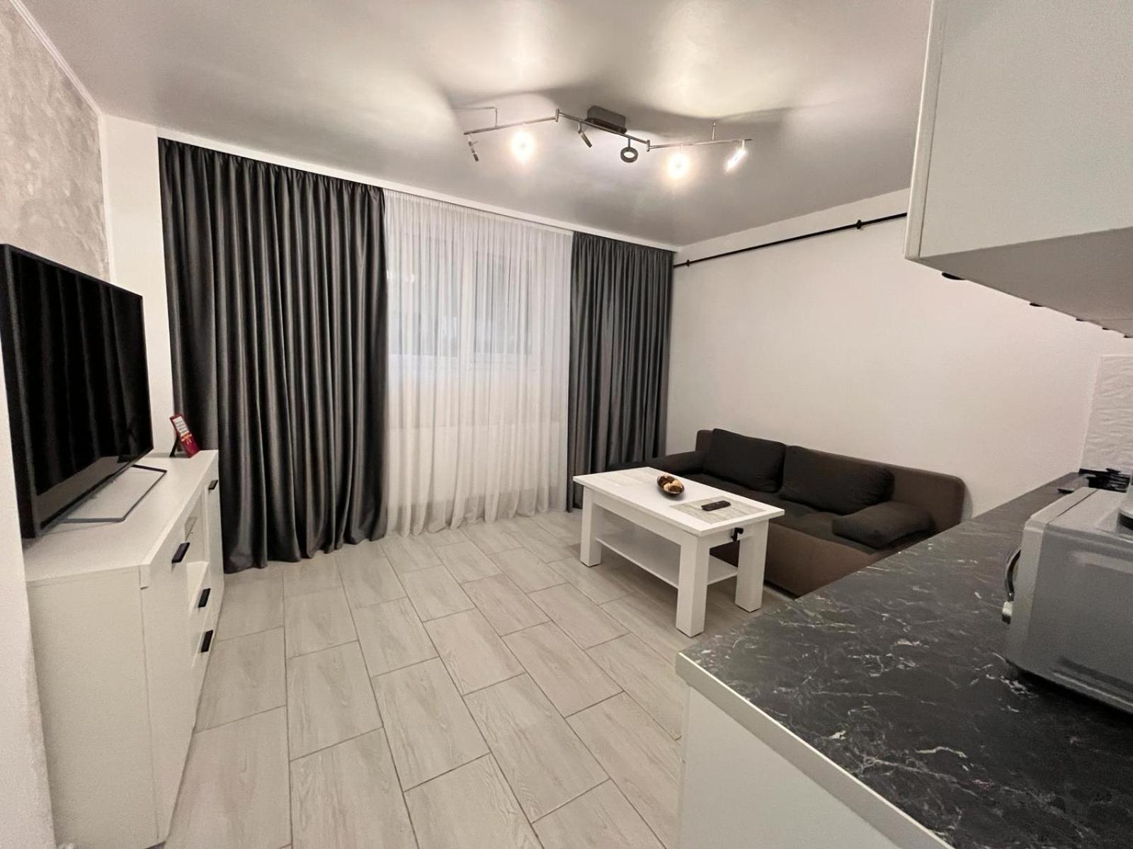 White & Silver Luxury Apartament ไกรโอวา ภายนอก รูปภาพ