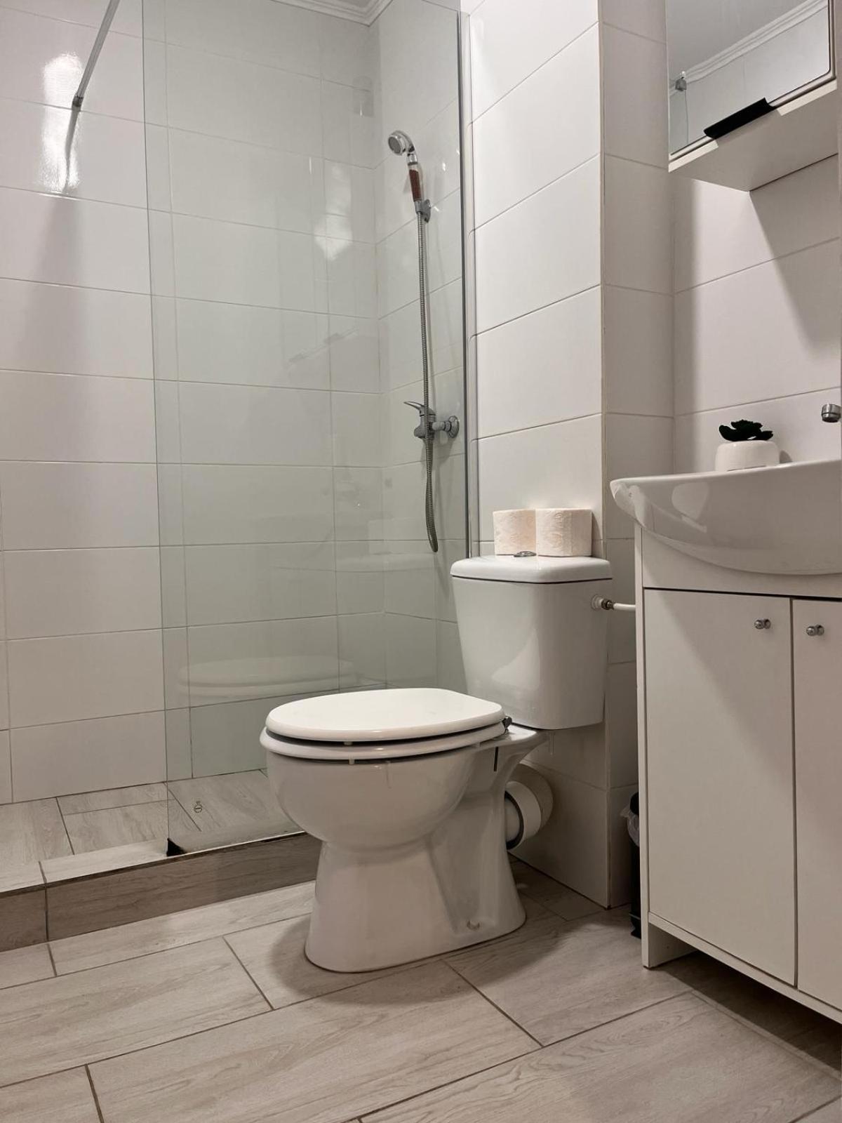 White & Silver Luxury Apartament ไกรโอวา ภายนอก รูปภาพ